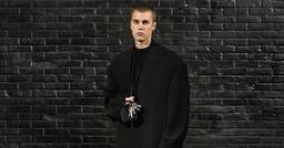 Justin Bieber bỏ nghề hát đi làm "linh mục" cho hãng thời trang Balenciaga?