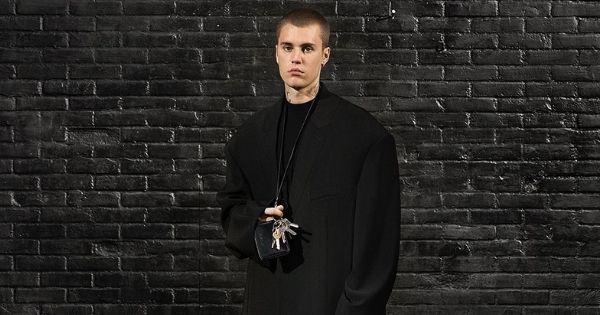 Justin Bieber bỏ nghề hát đi làm "linh mục" cho hãng thời trang Balenciaga?