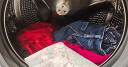 Mỗi lần giặt cho vào máy giặt 3 tờ giấy này, quần áo không bao giờ dính bụi vải