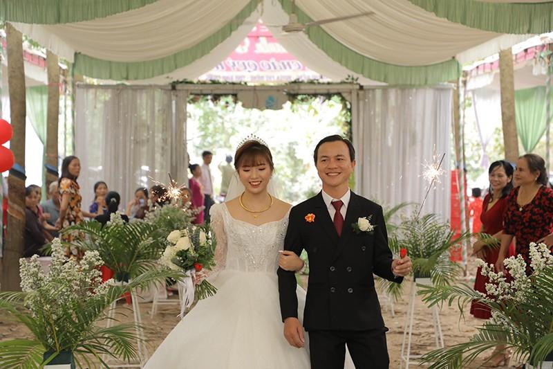 Nữ sinh lớp 10 chinh phục thành công thầy giáo hơn 16 tuổi nhờ "like dạo"