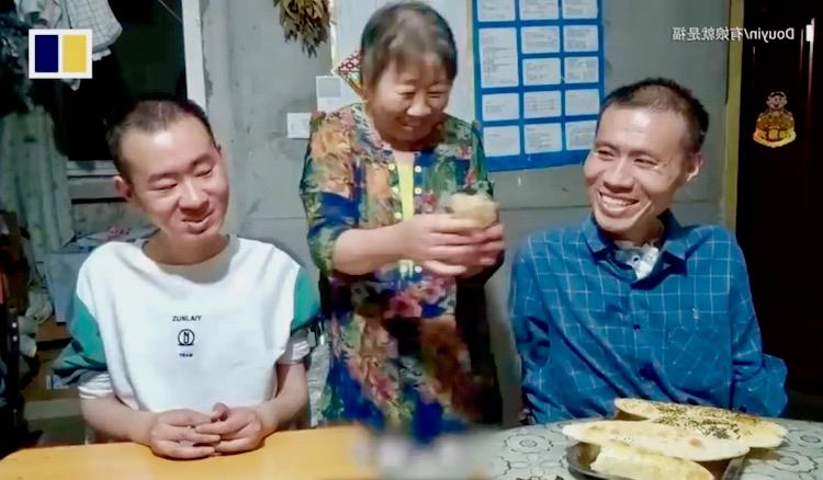 Người mẹ nghèo U60 thành food blogger nổi tiếng nhờ nấu ăn cho 2 con tàn tật