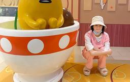 Là "nữ hoàng thời trang" nhưng Địch Lệ Nhiệt Ba vẫn trung thành với item bình dân này