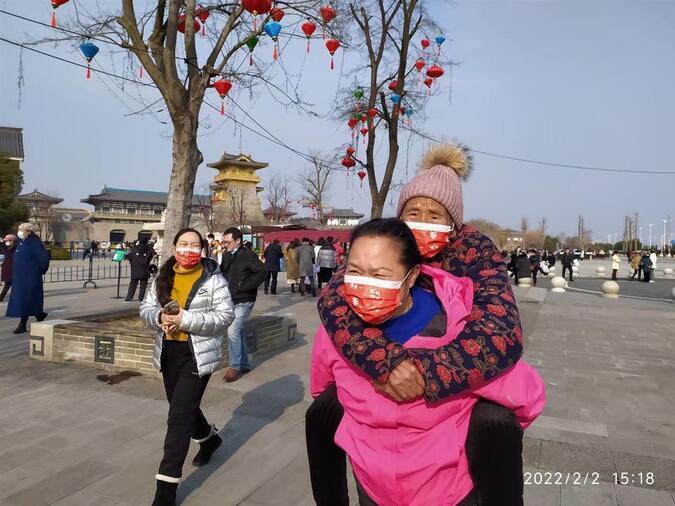 Con dâu cõng mẹ chồng 95 tuổi đi du xuân khắp phố