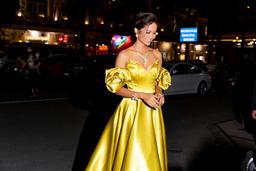 H'Hen Niê diện váy "màu vàng là nàng công chúa" khi góp mặt trong lễ trao giải Quả bóng vàng 2021