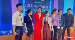 Tình trẻ Trương Ngọc Ánh từ chối đứng cạnh tình trẻ của Lệ Quyên tại sự kiện