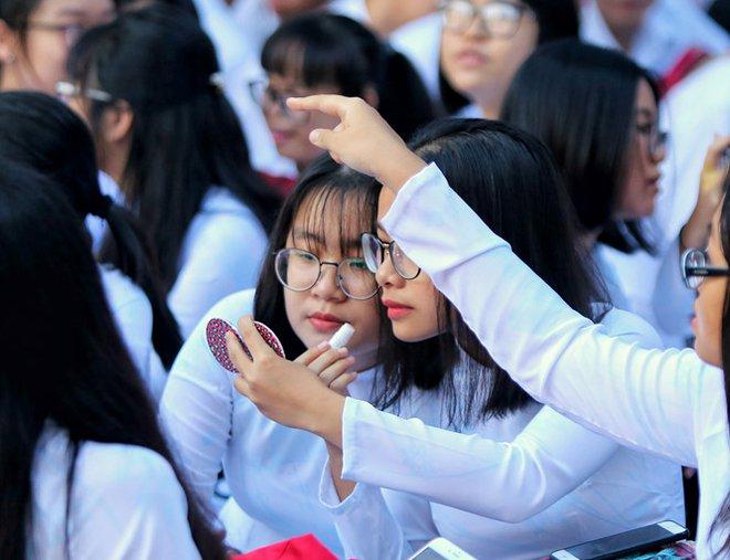 Nữ sinh khiến netizen "choáng" khi mang hơn 100 món đồ trang điểm đến trường