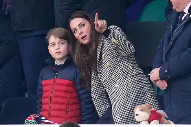 Con trai 9 tuổi của Hoàng tử William ngày càng cao lớn, điển trai như bản sao thủa nhỏ của bố