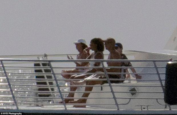 Gia đình Obama nghỉ dưỡng cuối tuần, bà Michelle "chiếm spotlight" vì diện áo tắm 1 mảnh ở tuổi U60