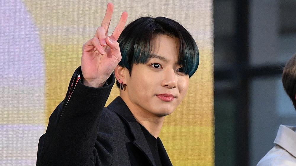Jungkook (BTS) tốt nghiệp Đại học, còn được hiệu trưởng trao bằng khen xuất sắc