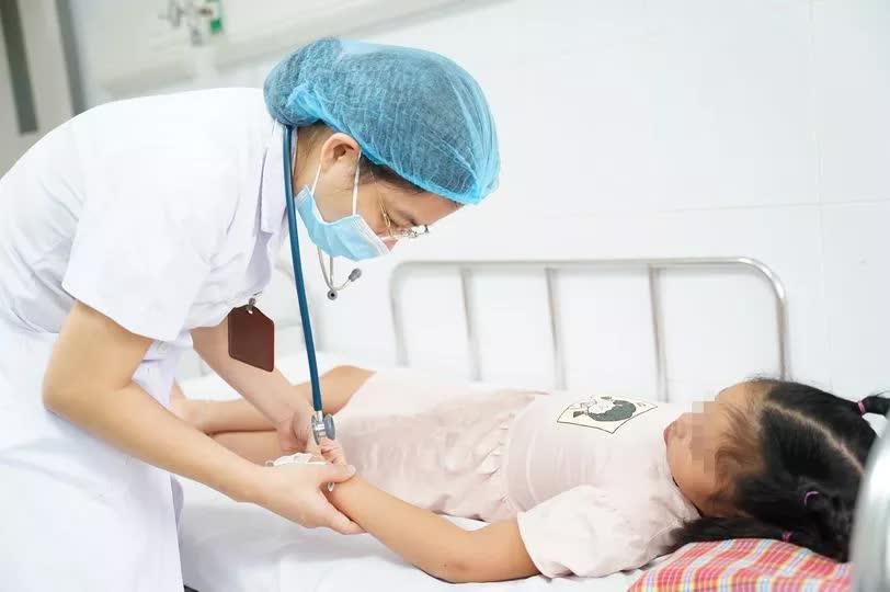 Khi nào cần đưa trẻ đi khám hậu Covid-19?