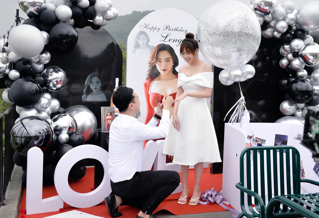 Anh Tuấn phim "Phố trong làng" cầu hôn bạn gái kém 11 tuổi sau 1 tháng dạm ngõ