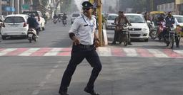 Cảnh sát vừa nhảy như "Michael Jackson" vừa điều khiển giao thông khiến MXH trầm trồ