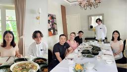 Chi Bảo ngồi ăn tối chung với cả vợ cũ lẫn vợ mới, bữa cơm do con trai cả trổ tài nấu nướng