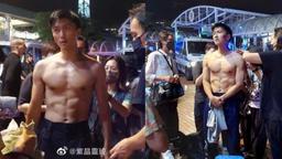 Yêu bạn gái 50 tuổi, Tạ Đình Phong duy trì thân hình 6 múi rắn chắc dù đã trung niên