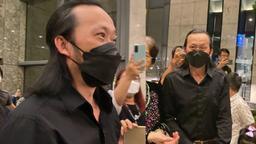 Hoài Linh đến dự đám cưới Mạc Văn Khoa, rạng rỡ giơ tay "say hi"