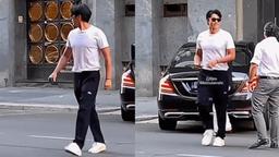 Hyun Bin sải bước trên đường phố Ý, thân hình vạm vỡ sau khi lên chức bố