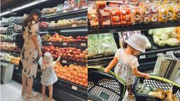 Thiên kim tiểu thư nhà Phanh Lee mới 1 tuổi đã đi chợ, xách đồ cho mẹ