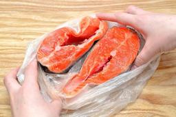 3 cách rã đông cá nhanh mà không lo bị tanh hay nát