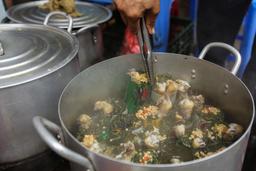 Cách làm gà hầm ngải cứu ngon ngọt mà không bị đắng