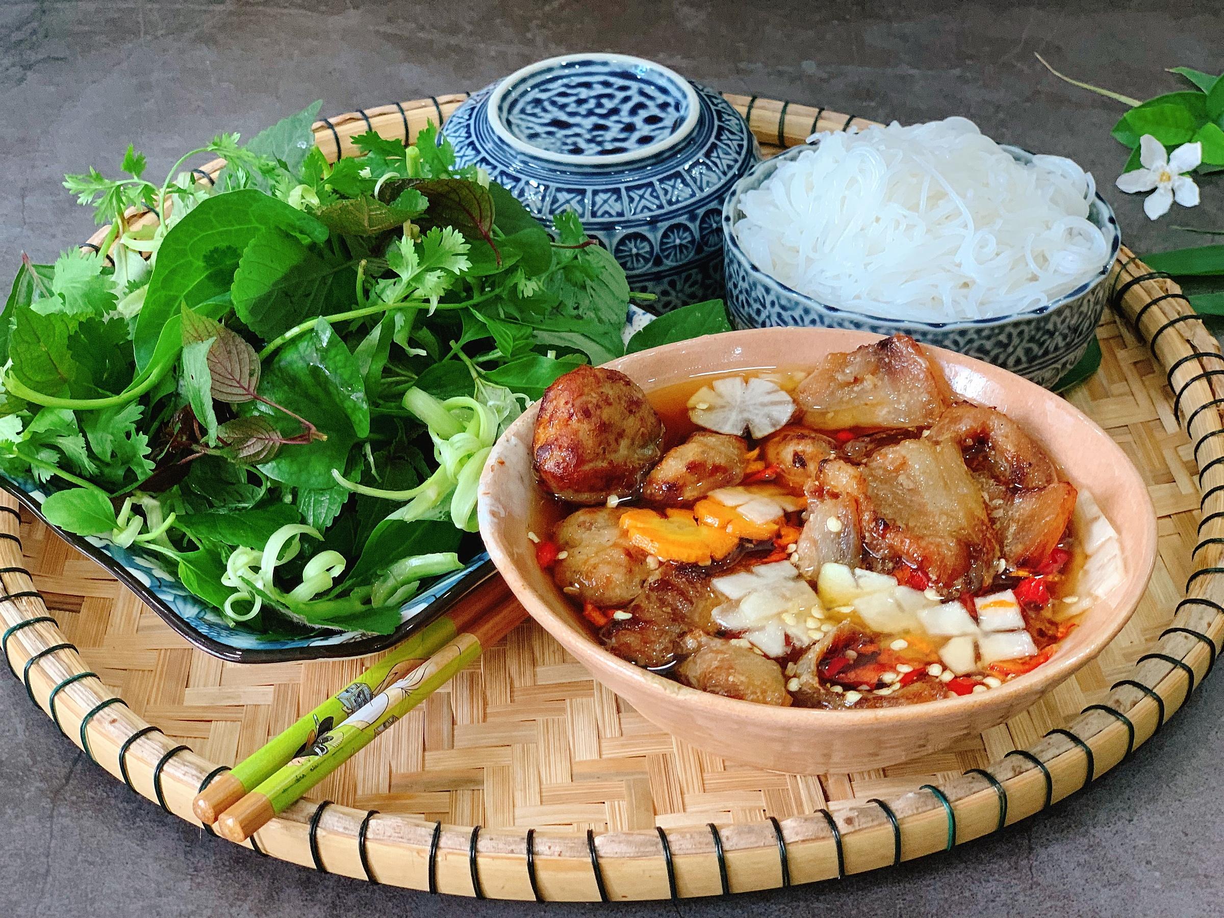 Cách làm bún chả bằng nồi chiên không dầu, ngon chẳng kém nướng than hoa