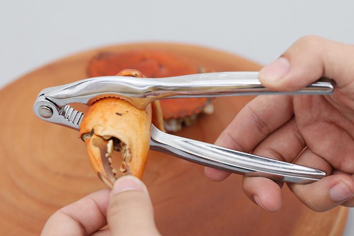 Cách ăn cua biển không bỏ sót thịt mà vẫn được 10 điểm thanh lịch