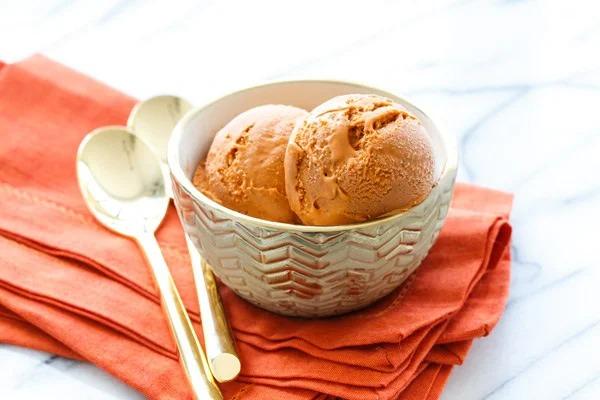 Cách làm kem trà sữa Thái cực đơn giản, chỉ mất 10 phút mà chẳng cần máy làm kem