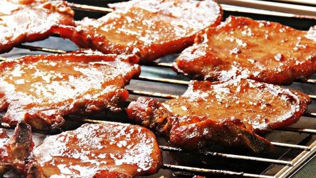 3 cách ướp sườn cốt lết nướng thơm lừng, thịt mềm và không bị khô