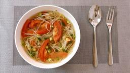 Cách nấu canh giá đỗ cà chua thanh đạm, dù ngày hè hay ngày đông ăn đều hợp
