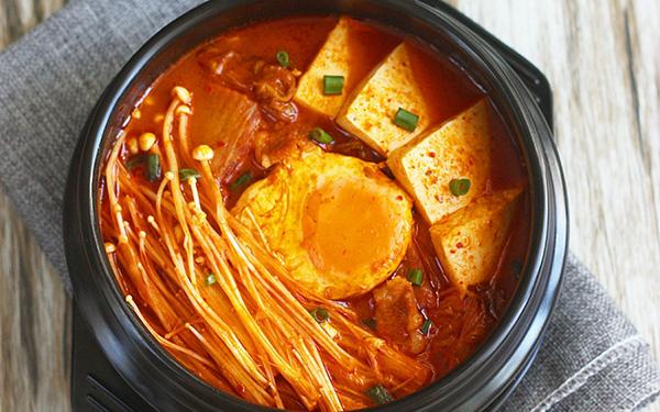 Cách nấu canh kim chi trứng đơn giản nhưng đủ chất, ấm bụng cho bữa tối ngày đông