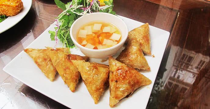 Cách gói nem hình tam giác đang trend trên tiktok cho mâm cơm Tết thêm lạ