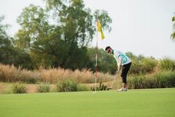 Trang phục làm nên thương hiệu nam thần sân golf cho bạn trai Hương Giang