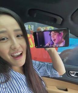 Reaction ca khúc của Noo, Mai Phương Thúy gợi ý chiếc áo sơ mi quốc dân