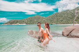 "Phát hờn" với BST bikini toàn hàng hiệu của vợ hai Minh Nhựa