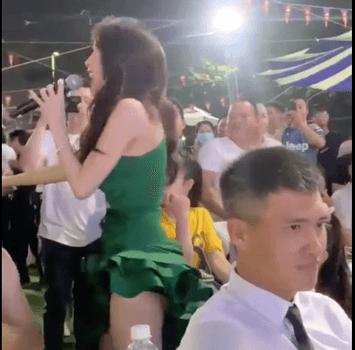 Công Vinh lên tiếng về gương mặt không hề hạnh phúc khi nghe Thuỷ Tiên hát