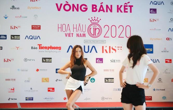 Dàn thí sinh Hoa Hậu Việt Nam 2020 tập catwalk trước thềm bán kết