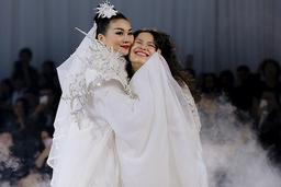 Ngắm Thanh Hằng mặc áo dài diễn catwalk trên nền nhạc "Trên đỉnh Phù Vân"