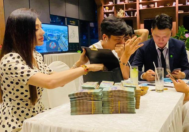 Lâm Khánh Chi mang cả cọc tiền cao như đống gạch đi mua nhà mới