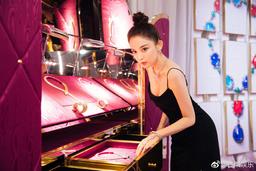 Chỉ mặc màu đen, nghệ sĩ Hoa Ngữ "thiêu đốt" thảm hồng