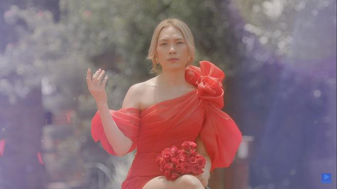 Stylist cho MV "Đúng cũng thành sai" của Mỹ Tâm là ai?