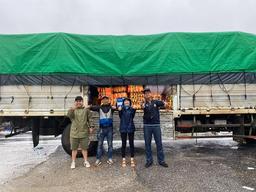 Xe tải chở đồ cứu trợ miền Trung của Hòa Minzy gặp sự cố