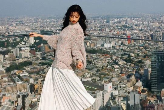 Nắng thu đẹp thế này, diện ngay combo áo len và váy sau đây thì hết sảy!