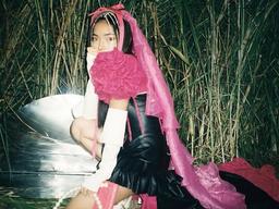 Châu Bùi làm cô dâu thích mặc đồ màu hồng, chú rể có phải Binz?