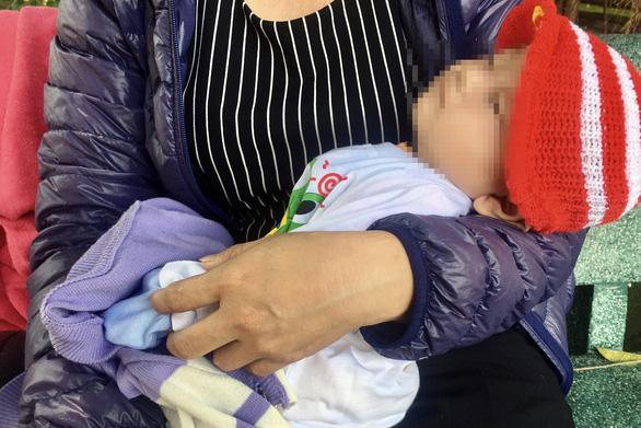 Bé trai 3 tháng tuổi bị bỏ rơi kèm lá thư "xin ai đó có lòng giúp con tôi"