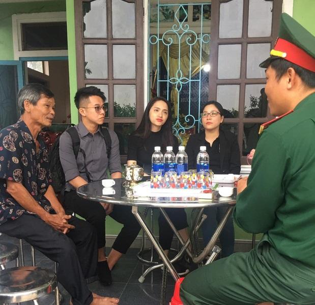 Hương Giang - Matt Liu đi viếng liệt sĩ hy sinh vụ sạt lở đất ở Rào Trăng