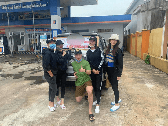 Vợ chồng Trường Giang - Nhã Phương "trốn" con gái vào miền Trung cứu trợ