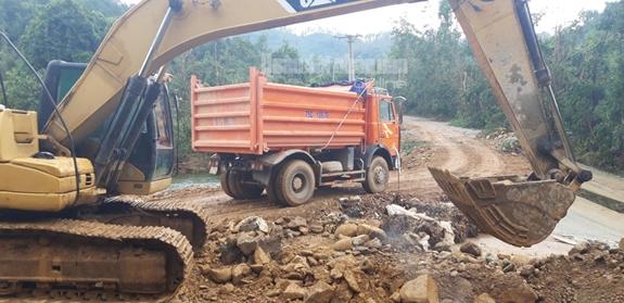 Đã thông được đường bộ vào Rào Trăng 3, huy động máy móc tìm kiếm công nhân