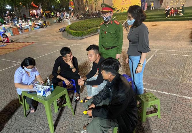 Từ 23/10, lên Bờ Hồ đi bộ hay ra Tạ Hiện uống bia đều phải đeo khẩu trang