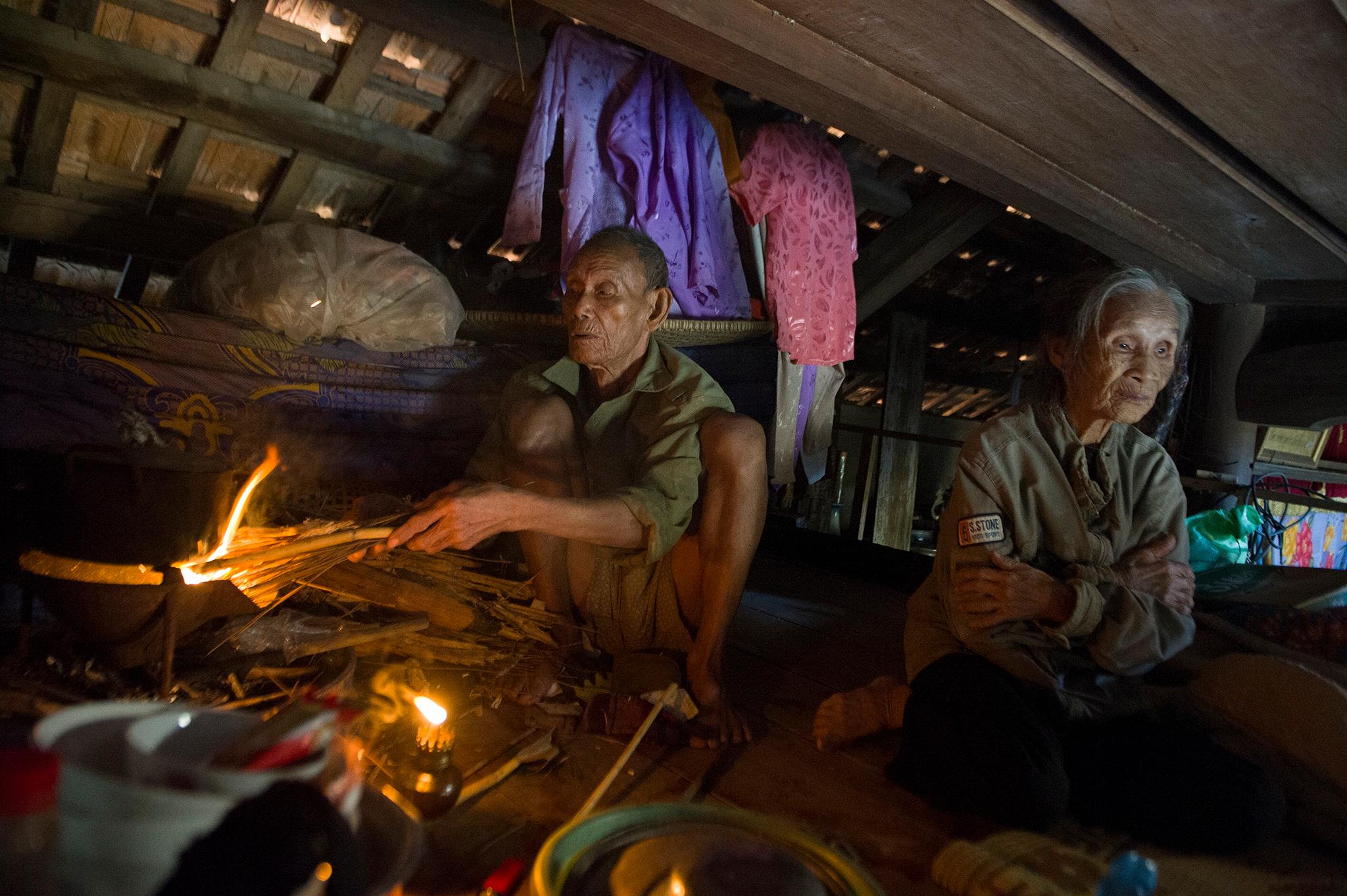 Con rể U60 chèo thuyền đi cứu bố mẹ vợ 85 tuổi giữa đêm mưa lũ ngập nóc nhà