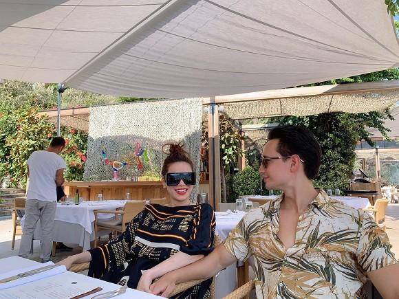 Bầu vượt mặt chờ sinh, Hà Hồ bị chỉ trích vì không đi từ thiện miền Trung