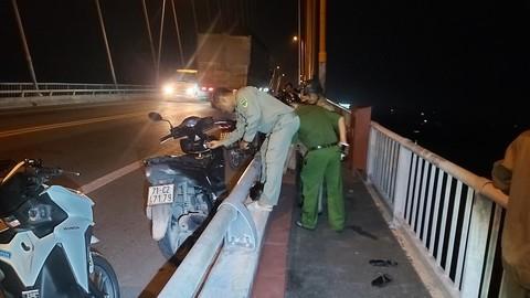 Bến Tre: Thanh niên chào người thân lần cuối rồi chạy xe lên cầu tự tử